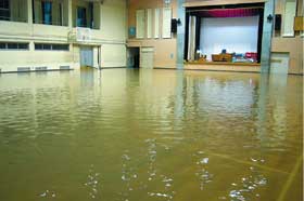 過去に浸水した中学校の体育館